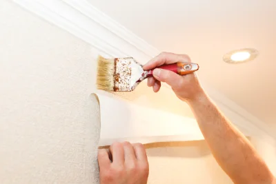 Pose de papier peint à Plancher-Bas — revêtements muraux et toiles de verre